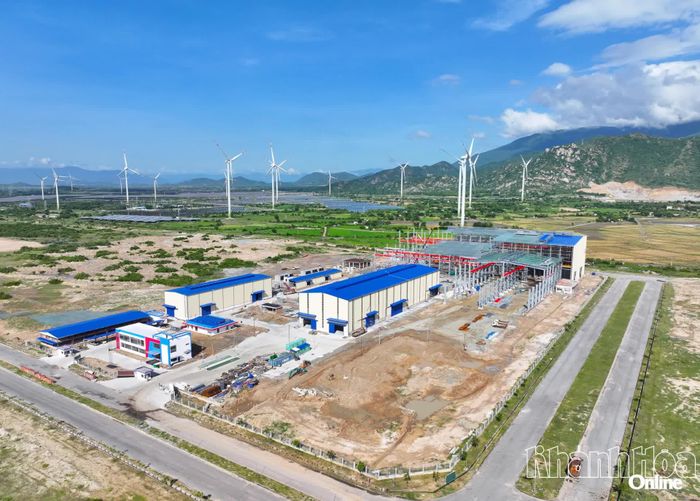 Một dự án công nghiệp đang trong quá trình hoàn thiện xây dựng tại Khu Công nghiệp Du Long.