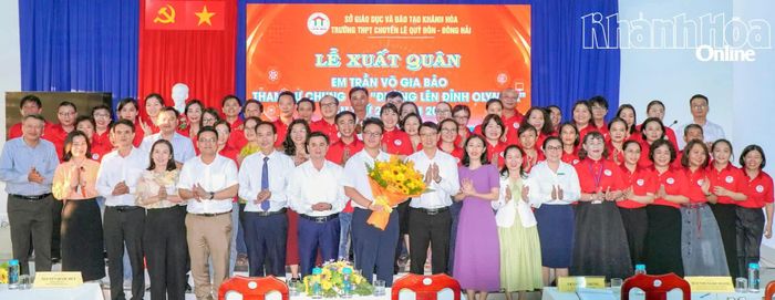 Đồng chí Nguyễn Thanh Hà - Phó Chủ tịch UBND tỉnh; lãnh đạo Sở Giáo dục và Đào tạo cùng thầy cô Trường THPT Chuyên Lê Quý Đôn - Đông Hải chụp ảnh lưu niệm với Gia Bảo tại lễ xuất quân tham dự chung kết Đường lên đỉnh Olympia 2026.