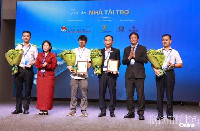 Đồng chí Nguyễn Long Biên cùng lãnh đạo Sở Văn hóa, Thể thao và Du lịch tặng hoa và kỷ niệm chương tri ân các nhà tài trợ.