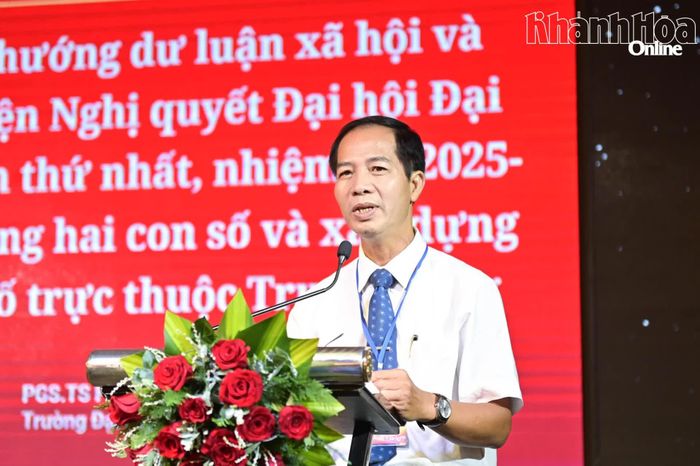 PGS. TS. Phạm Hồng Mạnh - Trường Đại học Nha Trang trình bày tham luận tại hội thảo.