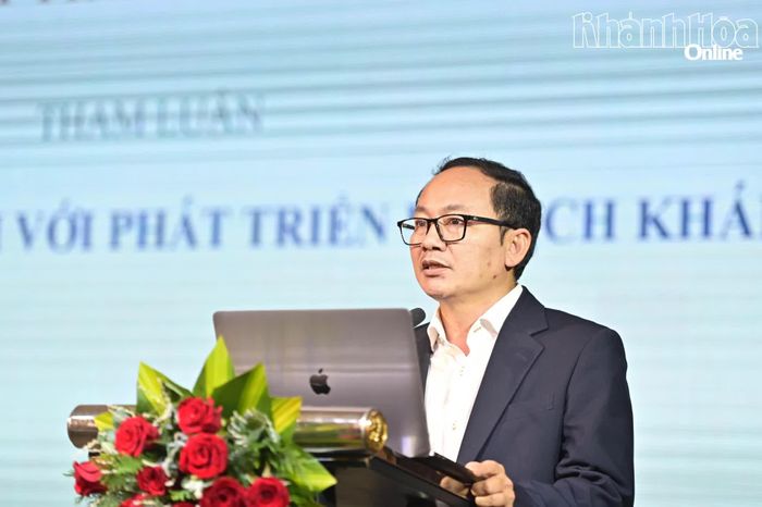 Thạc sĩ Trần Văn Hoan - Giám đốc Truyền thông Trường Đại học Victoria Thái Bình Dương trình bày tham luận.