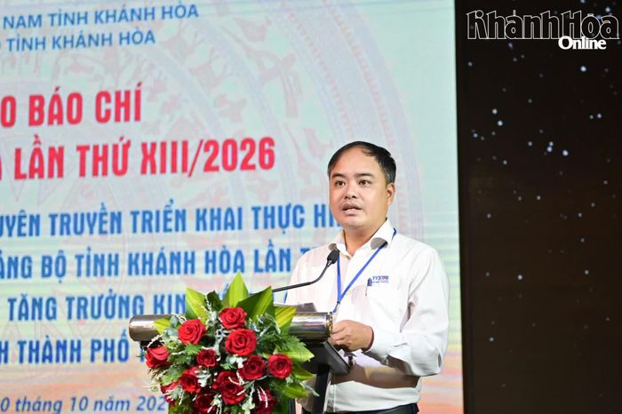 Nhà báo Vũ Xuân Triệu - Trưởng Cơ quan thường trú Thông tấn xã Việt Nam tại Khánh Hòa trình bày tham luận.