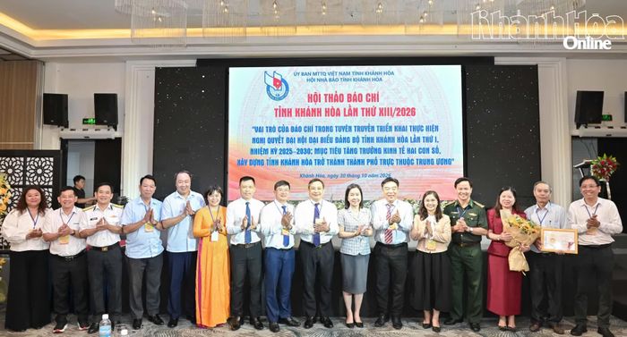 Các đại biểu chụp hình lưu niệm.