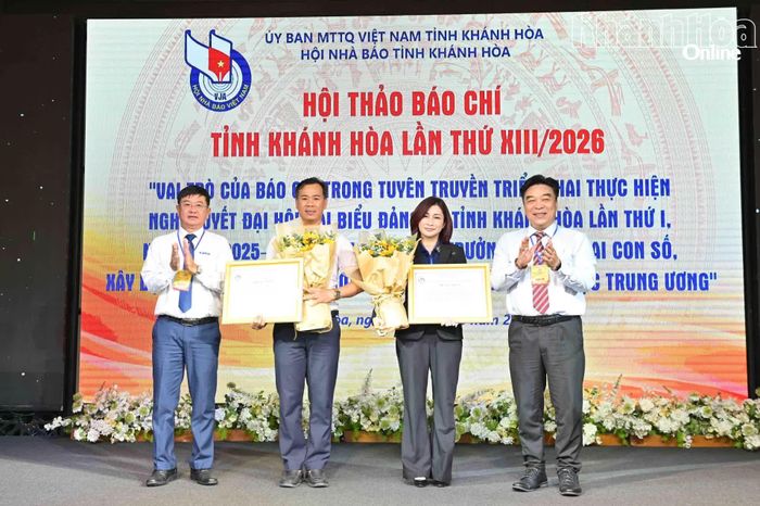 Ban tổ chức tặng hoa cho các doanh nghiệp đồng hành với hội thảo.