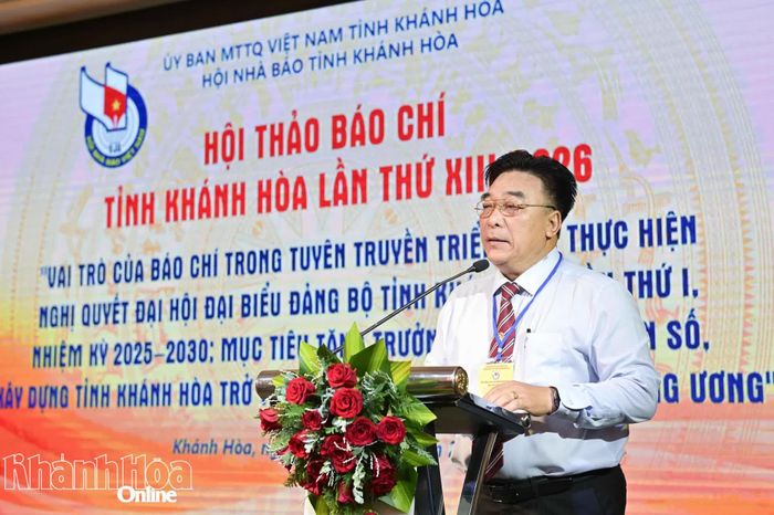 Ông Đoàn Minh Long - Chủ tịch Hội Nhà báo tỉnh Khánh Hòa phát biểu khai mạc và đề dẫn hội thảo.