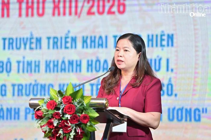 Th.S Lê Thị Thu Hiền - Phó Hiệu trưởng Trường Chính trị tỉnh Khánh Hòa trình bày tham luận.
