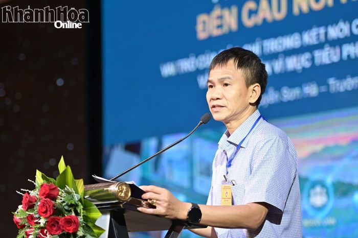 ThS. Nguyễn Sơn Hà - Trường Sĩ quan Thông tin trình bày tham luận.