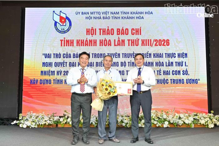 Đại diện lãnh đạo Hội Nhà báo Việt Nam và lãnh đạo Hội Nhà báo tỉnh Khánh Hòa tặng kỷ niệm chương "Vì sự nghiệp báo chí Việt Nam" cho hội viên.