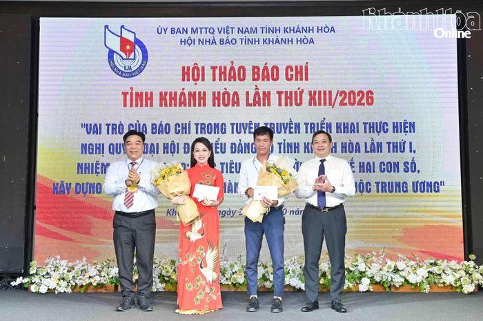Đại diện Hội Nhà báo Việt Nam và lãnh đạo Hội Nhà báo tỉnh Khánh Hòa trao quyết định kết nạp hội viên.