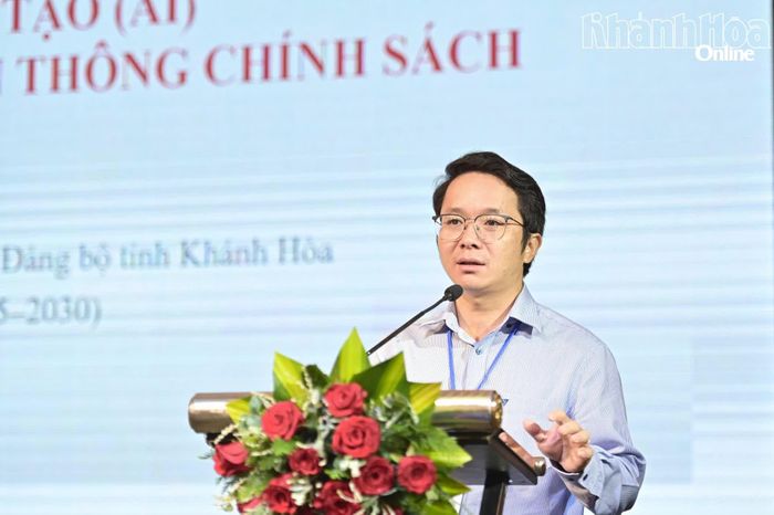 Nhà báo Đỗ Thiện - Trợ lý Tòa soạn báo Sài Gòn Giải Phóng trình bày tham luận.