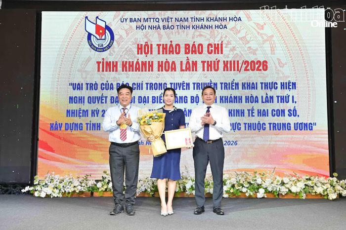 Đại diện Hội Nhà báo Việt Nam và lãnh đạo Hội Nhà báo tỉnh Khánh Hòa tặng kỷ niệm chương "Vì sự nghiệp báo chí Việt Nam" cho hội viên.