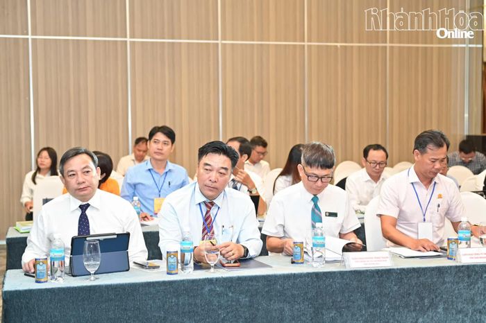 Các đại biểu tham dự hội thảo.