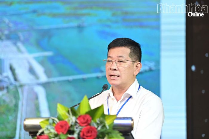 Nhà báo Nguyễn Ngọc Phúc - Trưởng Văn phòng đại diện Báo Thanh Niên khu vực Nam Trung bộ trình bày tham luận.