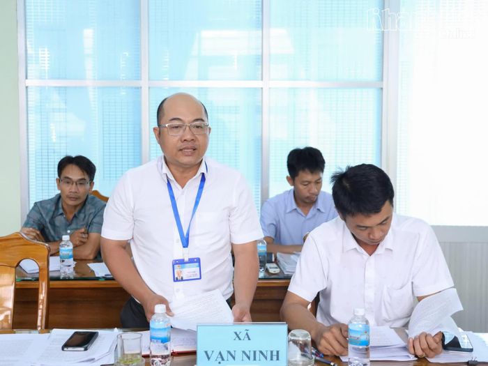 Lãnh đạo UBND xã Vạn Ninh báo cáo tại buổi giám sát.