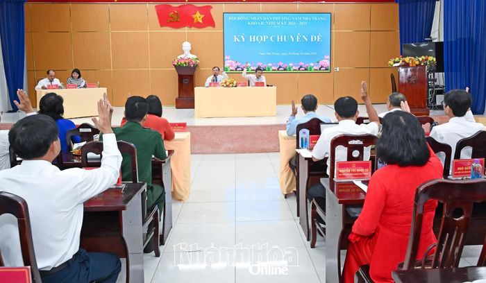 Các đại biểu biểu quyết thông qua nghị quyết kỳ họp.