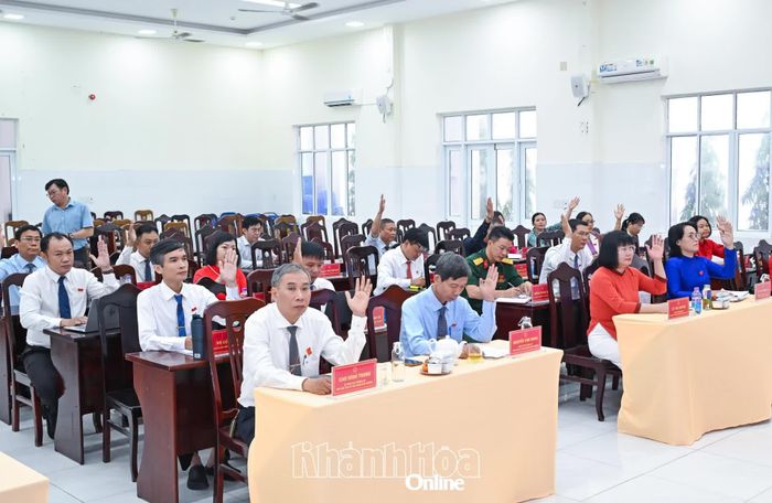 Các đại biểu biểu quyết thông qua một nghị quyết.
