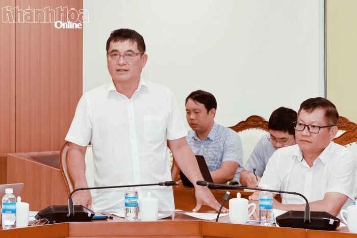Lãnh đạo Ban Quản lý Dự án đầu tư xây dựng các công trình nông nghiệp và giao thông tỉnh phát biểu tại cuộc họp.
