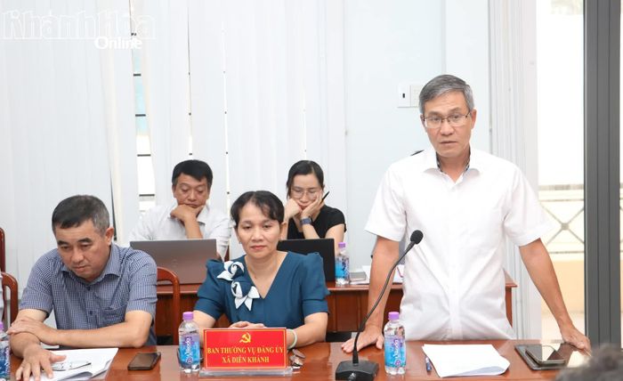 Ông Nguyễn Văn Đồng - Bí thư Đảng ủy, Chủ tịch HĐND xã Diên Khánh phát biểu tại cuộc họp.