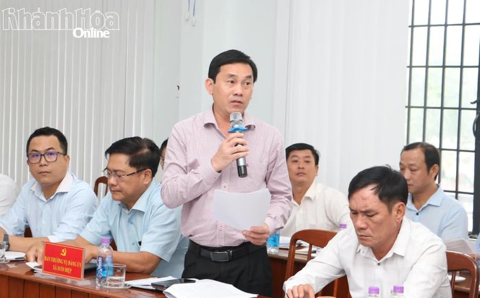 Lãnh đạo xã Suối Hiệp làm rõ một số nội dung thành viên đoàn yêu cầu.