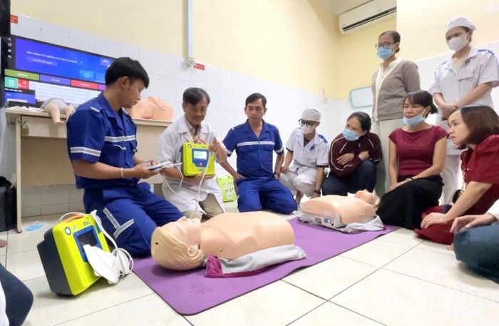 Các học viên thực hành trên mô hình.