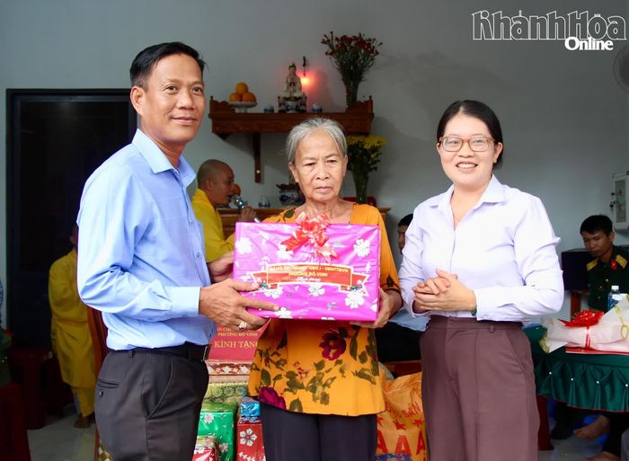 Lãnh đạo Ủy ban MTTQ Việt Nam phường Đô Vinh và các đơn vị trao quà cho gia đình ông Lê Quang Dũng.
