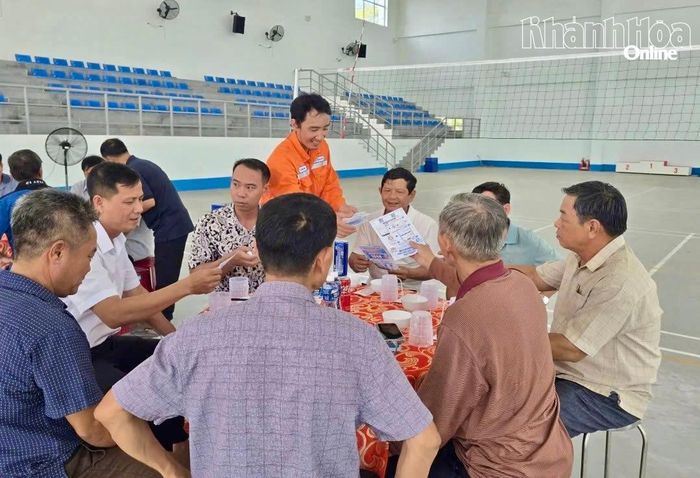 Nhân viên Công ty Điện lực Khánh Hòa hướng dẫn người dân xã Ninh Sơn thực hiện các thủ tục đăng ký cấp điện, tạo thuận lợi cho khách hàng tiếp cận dịch vụ.