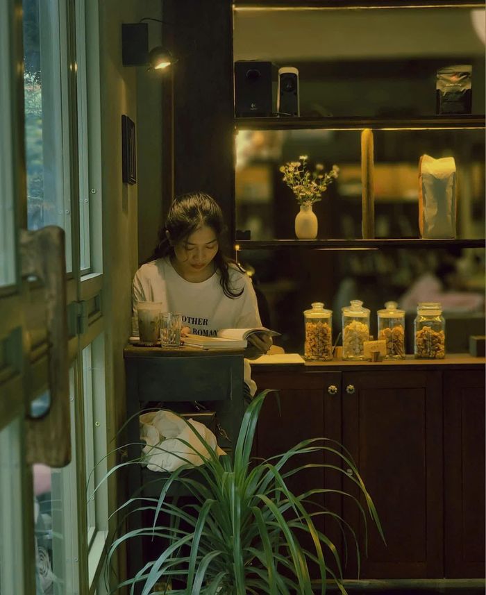 Không gian đọc sách yên tĩnh tại Thong Dong Local Café.