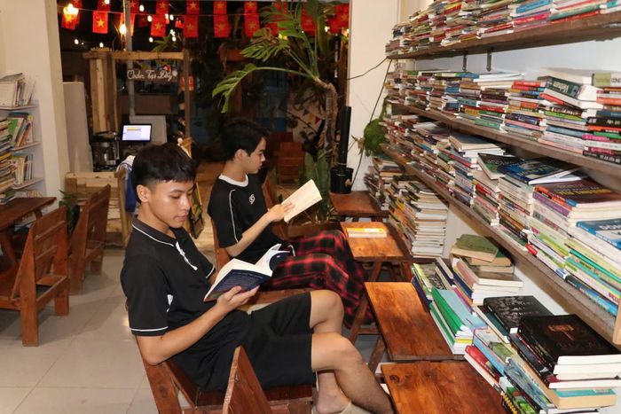 Các bạn trẻ đọc sách tại quán cà phê Ngày Bình Yên.