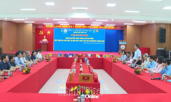 Lãnh đạo Công ty TNHH Nhà nước Một thành viên Yến sào Khánh Hòa phát biểu tại buổi làm việc.