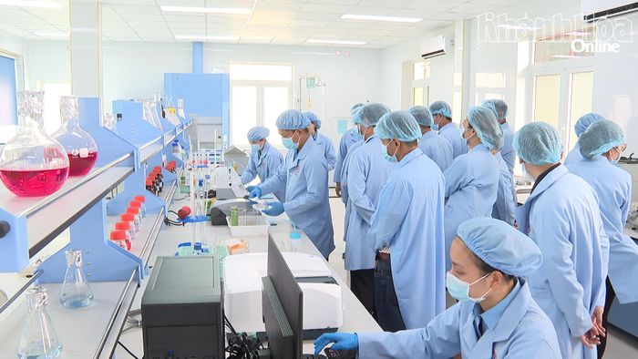 Đoàn công tác tham quan Trung tâm Thí nghiệm và Kiểm nghiệm Yến sào Khánh Hòa.