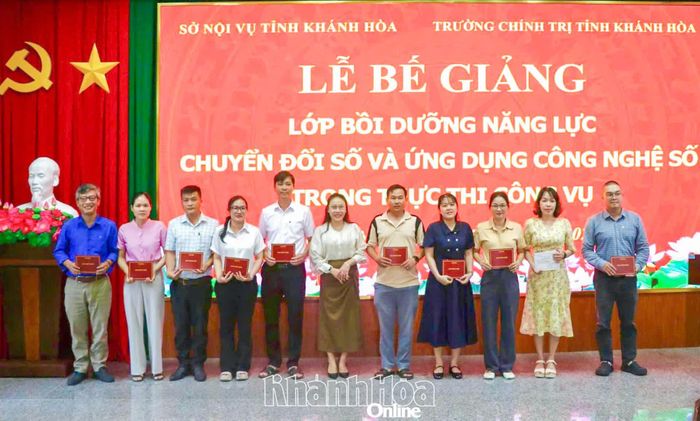 Lãnh đạo Trường chính trị tỉnh trao giấy chứng nhận hoàn thành chương trình bồi dưỡng cho các học viên.