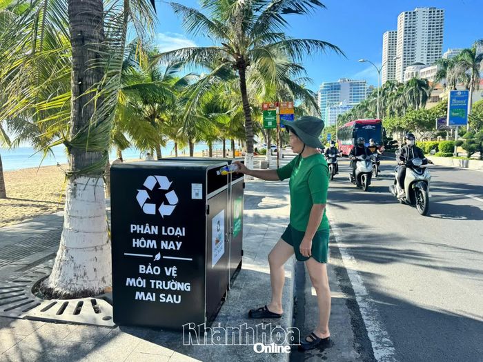 Giờ đây, người dân có thể dễ phân loại rác hơn nhờ có thùng rác 2 ngăn.