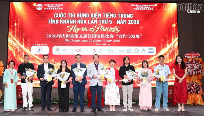 Ban tổ chức tặng hoa tri ân các đơn vị tài trợ cho cuộc thi.