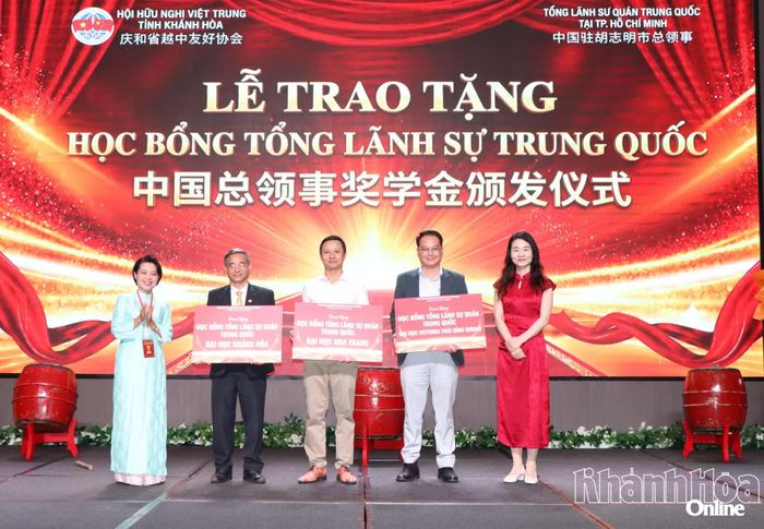 Đại diện Tổng Lãnh sự quán Trung Quốc tại TP. Hồ Chí Minh (bên phải) trao bảng tượng trưng học bổng dành cho sinh viên của các trường đại học.