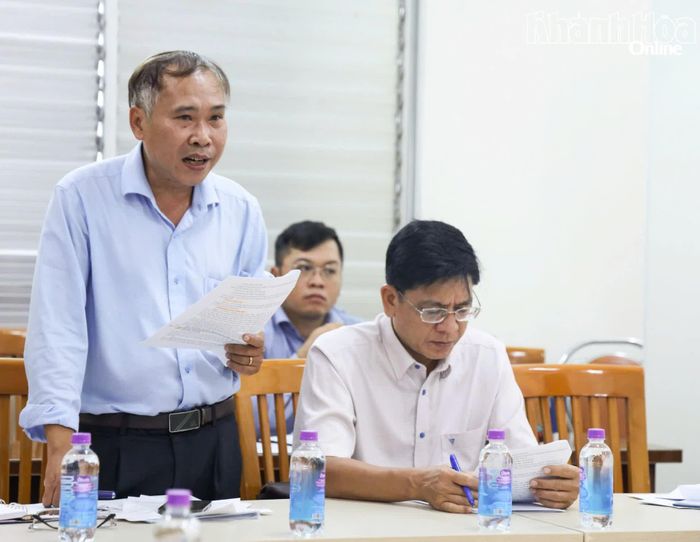 Lãnh đạo Ban Quản lý Dự án đầu tư xây dựng các công trình nông nghiệp và giao thông tỉnh báo cáo tại buổi giám sát.