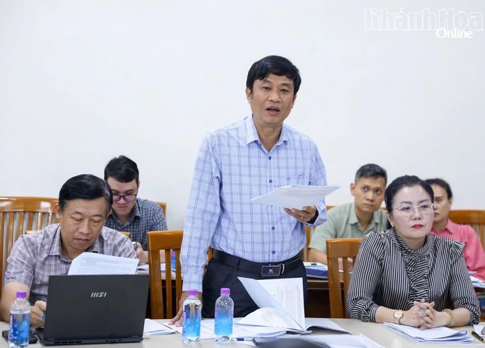 Thành viên đoàn công tác phát biểu tại buổi giám sát.