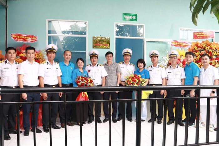 Các đại biểu tại lễ khánh thành phòng khám chuyên khoa Tai - Mũi - Họng tại Bệnh xá Lữ đoàn 101.