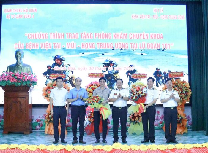 Đại tá Nguyễn Vĩnh Nam tặng hoa chúc mừng đại diện Lữ đoàn 101 và Bệnh viện Tai - Mũi - Họng Trung ương.