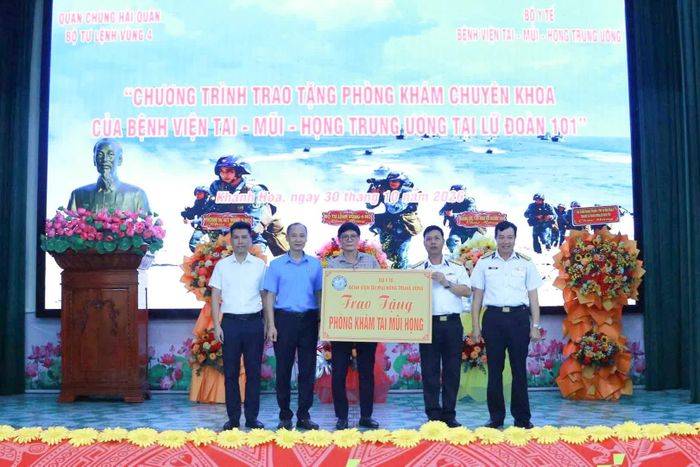 Bệnh viện Tai - Mũi - Họng Trung ương trao bảng tượng trưng phòng khám chuyên khoa cho Lữ đoàn 101.