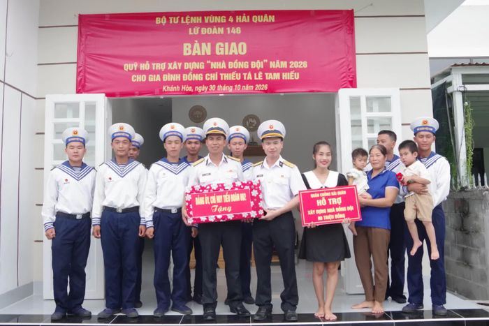 Tiểu đoàn 862 tặng quà gia đình thiếu tá Lê Tam Hiếu.
