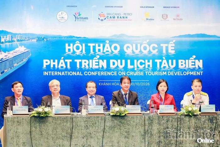 Đồng chí Nguyễn Long Biên, đồng chí Hà Văn Siêu và các vị chủ trì hội thảo.