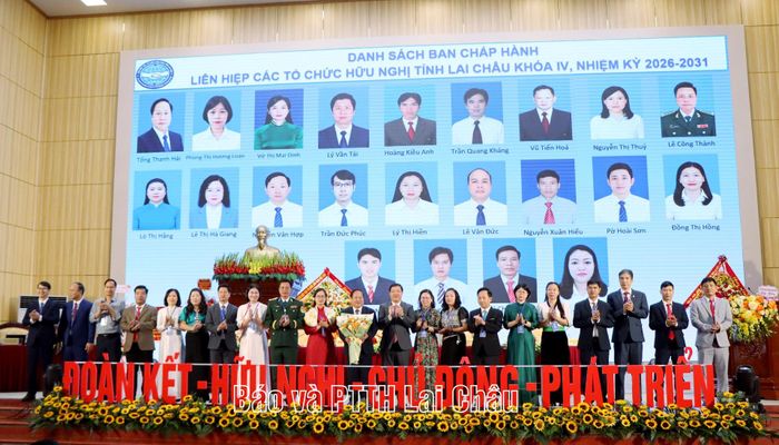 Ban Chấp hành khóa mới ra mắt đại hội.