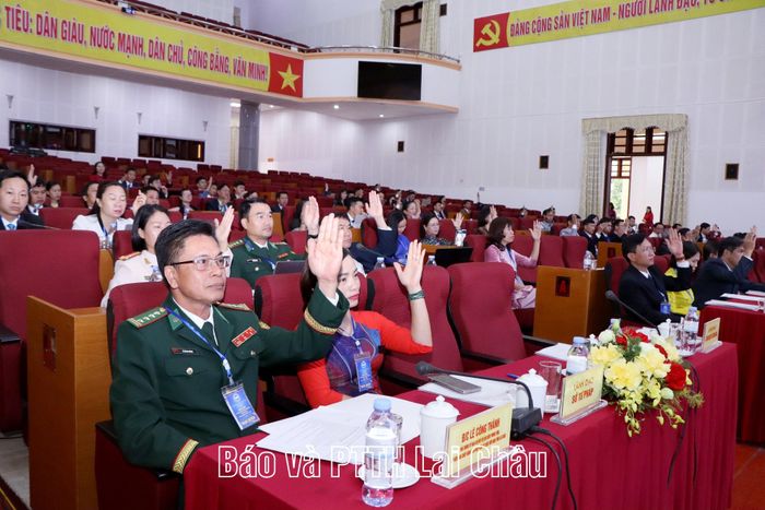 Đại biểu biểu quyết thông qua các nội dung tại đại hội.