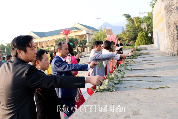 Đại biểu dâng hoa Tượng đài Bác Hồ với đồng bào các dân tộc Lai Châu.