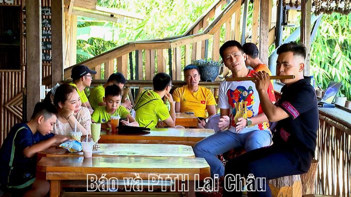 Anh Cứ A Ly (thổi sáo) chàng trai người Mông bản Lao Chải đã thành công đưa du lịch địa phương lên nền tảng số.