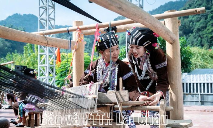 Vẻ đẹp người phụ nữ dân tộc Lự xã Khun Há bên khung cửi.