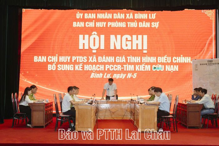 Ban Chỉ huy Phòng thủ dân sự xã Bình Lư thực hành nội dung diễn tập giai đoạn 1 về tổ chức chuẩn bị ứng phó cháy rừng và tìm kiếm cứu nạn.