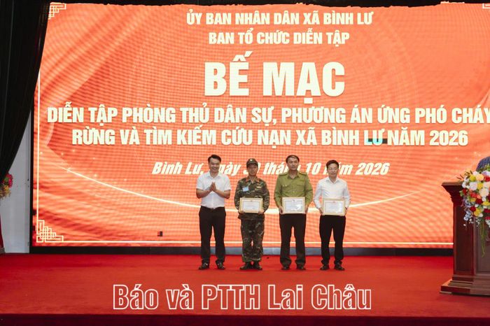 Đồng chí Trần Thanh Tuấn – Chủ tịch UBND xã Bình Lư trao giấy khen cho các tập thể có thành tích xuất sắc trong thực hiện nhiệm vụ diễn tập.