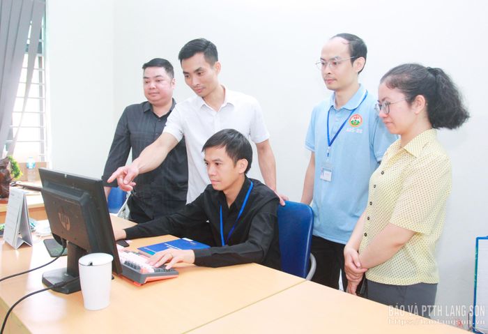Cán bộ Trung tâm Công nghệ số, Sở Khoa học và Công nghệ rà soát các tính năng của Trợ lý ảo Công chức số Xứ Lạng