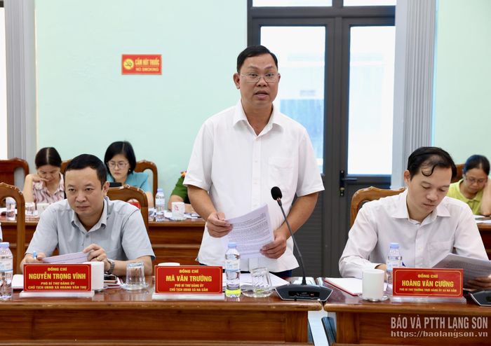 Lãnh đạo xã Na Sầm phát biểu tại buổi làm việc